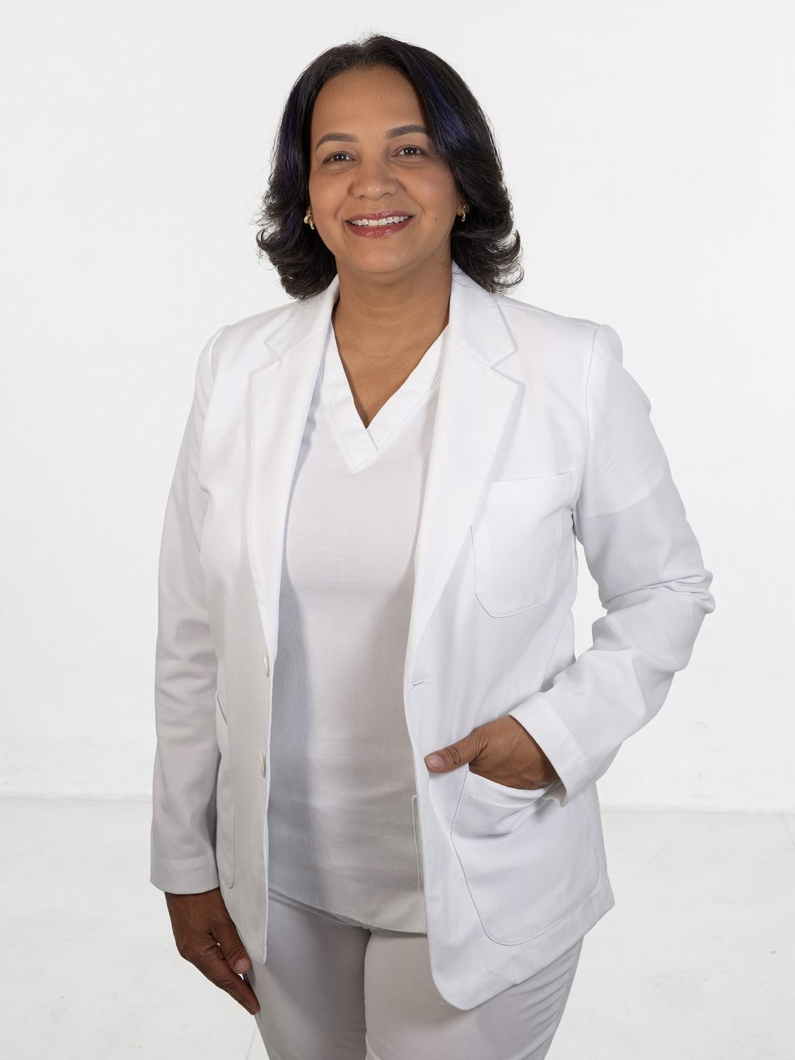 Dra. Odalis de Jesus, odontóloga general, sonriendo con bata blanca